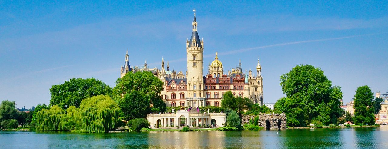 Das Schweriner Schloss an der Mecklenburgischen Seenplatte