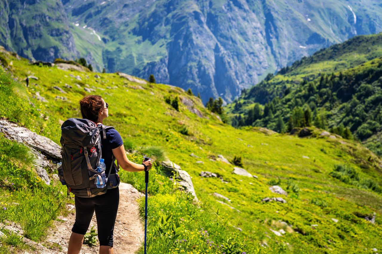 Frau mit Rucksack beim Wandern in der Schweiz