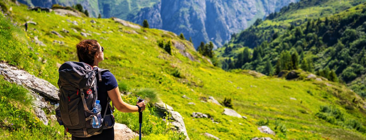 Frau mit Rucksack beim Wandern in der Schweiz