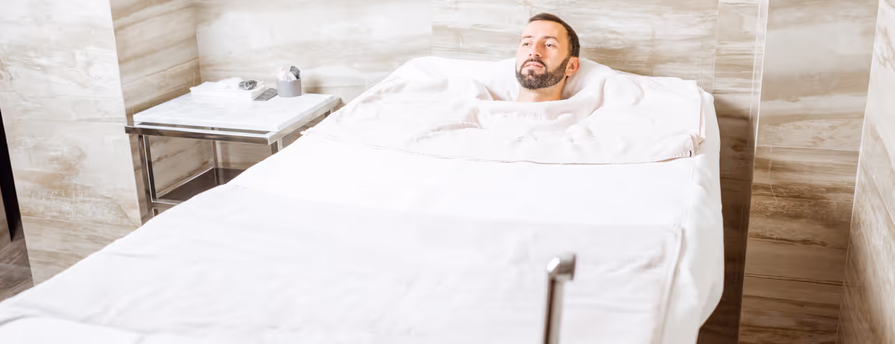 Mann entspannt in einer abgedeckten Wanne mit trockenem CO2