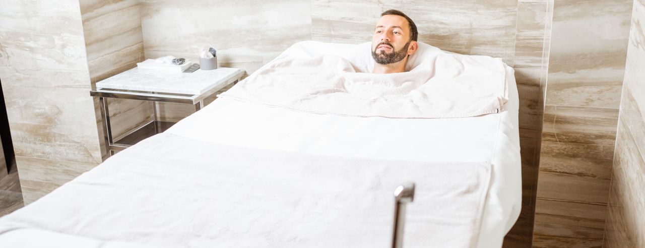 Mann entspannt in einer abgedeckten Wanne mit trockenem CO2