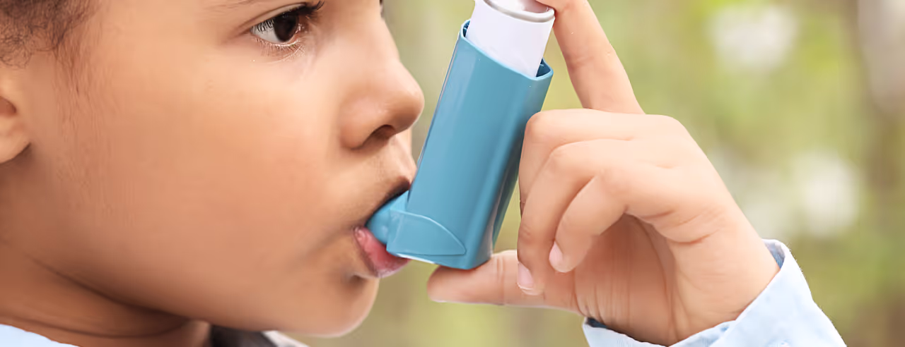 Un enfant utilise un inhalateur