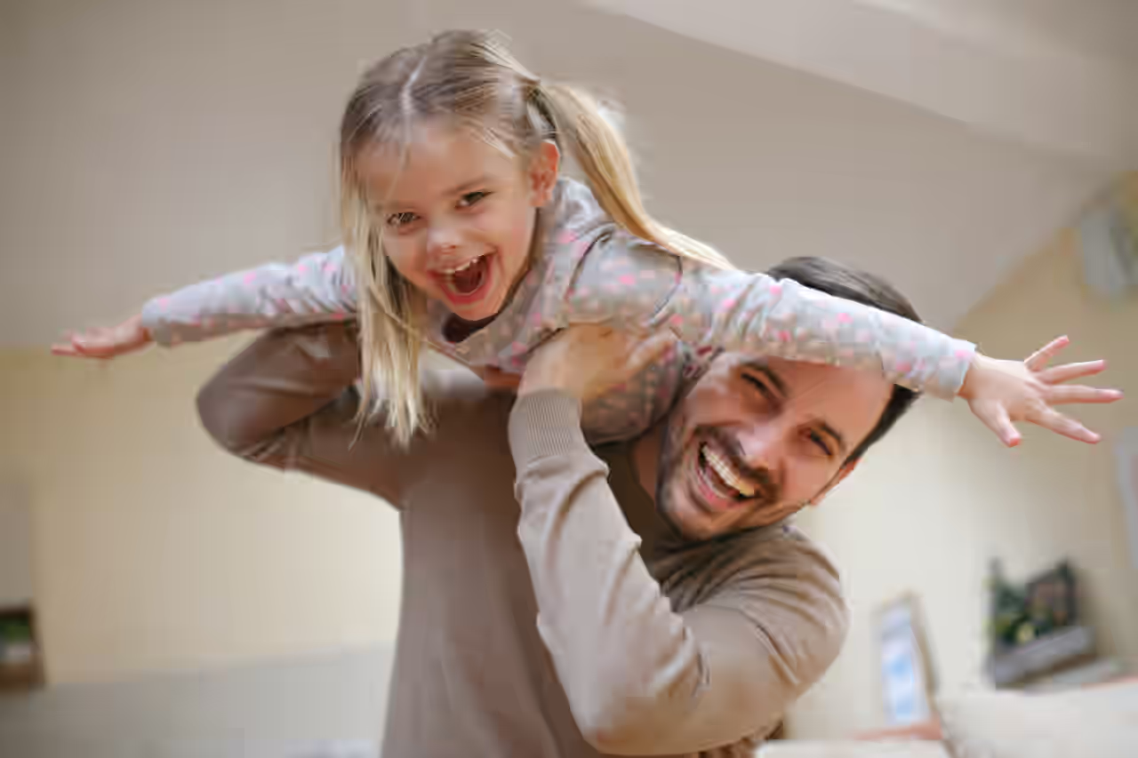 Vater, der mit seiner Tochter spielt