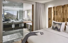 Junior Suite Dorfblick_Bett und Badezimmer