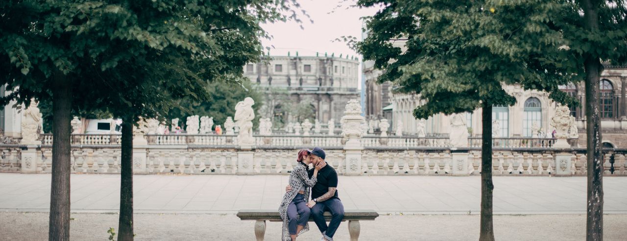 Paar küsst sich auf Bank in Dresden