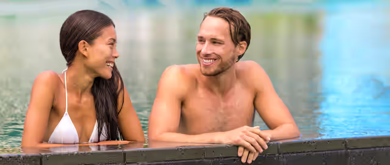Ein glückliches Paar im Außenpool
