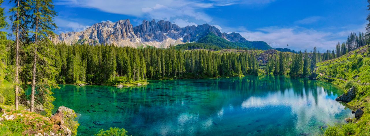 Blick auf den Lago di Carezza in Südtirol