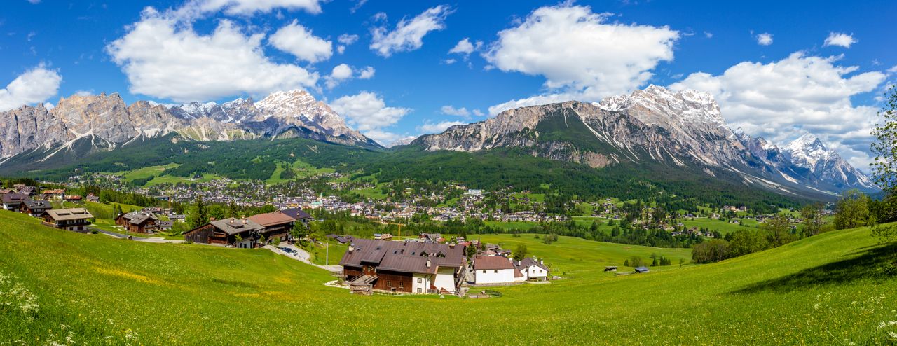 Ein Ort am Fuße von Bergen