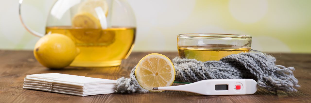 Tee, Zitrone, Taschentücher, Fieberthermometer und Schal - Immunsystem stärken