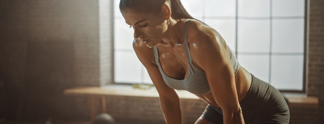 Frau im Fitnessstudio