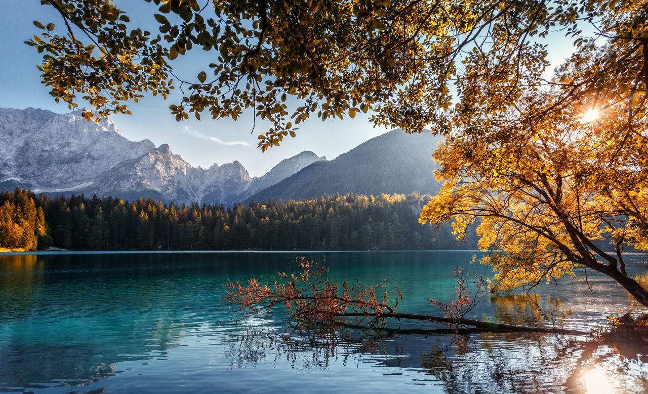 Wunderschöne Seenlandschaft im Herbst mit den Bergen im Hintergrund