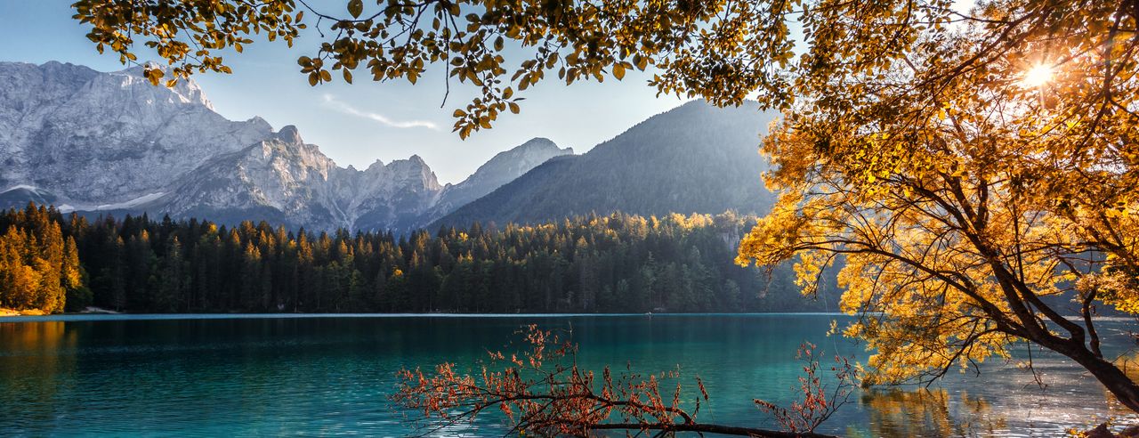Wunderschöne Seenlandschaft im Herbst mit den Bergen im Hintergrund