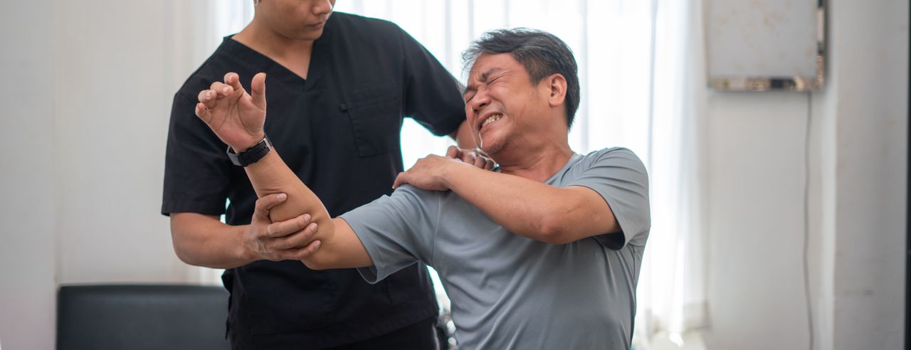 Un uomo con i muscoli doloranti dal medico