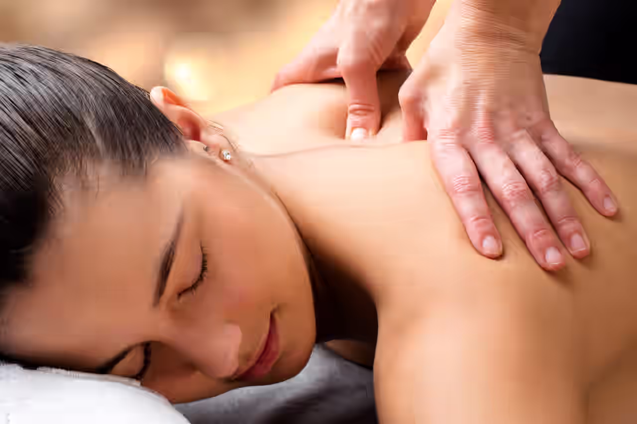 Frau bekommt Wellness Anwendung