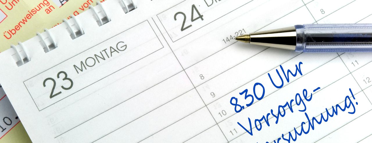 Calendario con anotación manuscrita "¡Revisión médica a las 8.30!".