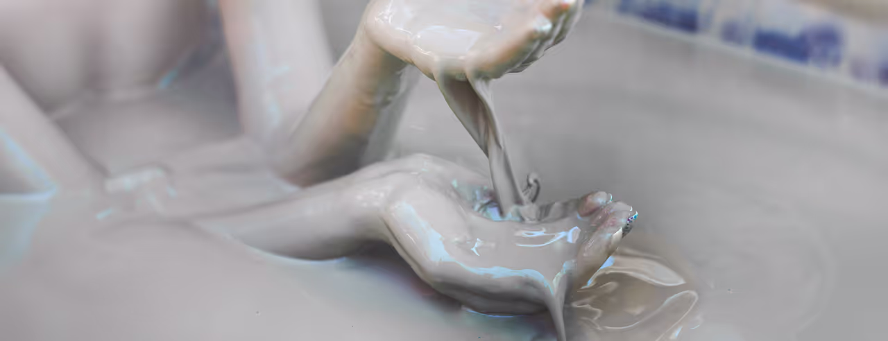 Una donna in un bagno di fango