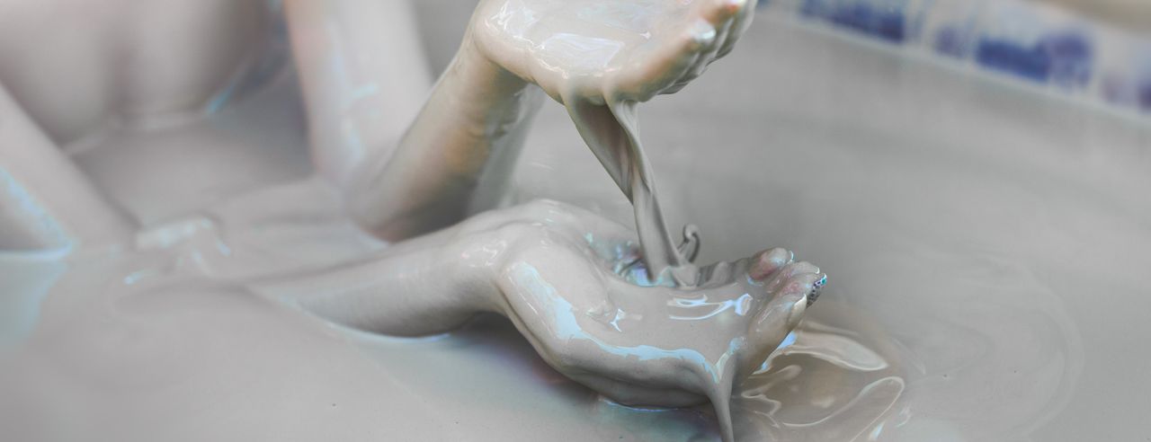 Une femme dans un bain de boue