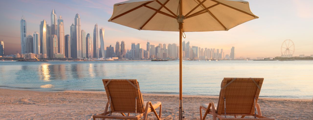 Zwei Liegen am Strand in Dubai