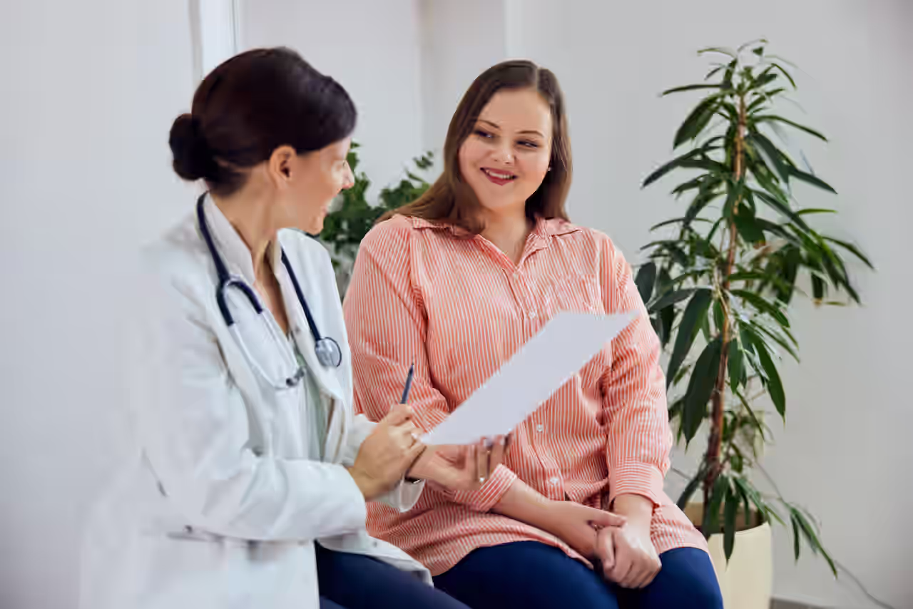 Frau in einem Arztgespräch