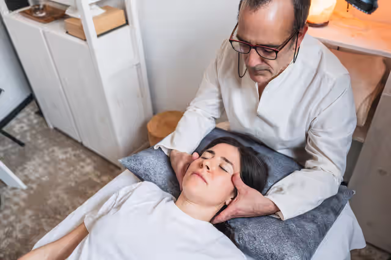 Frau bei einer Craniosacrale Therapie Anwendung