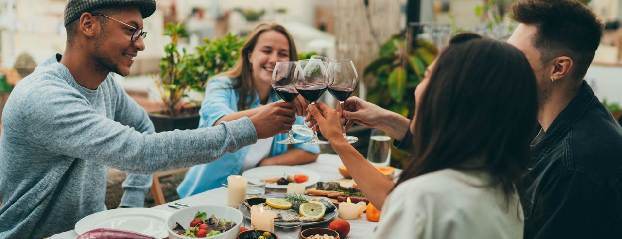 Cztery przyjaciółki wznoszą toast za swoją weekendową wycieczkę