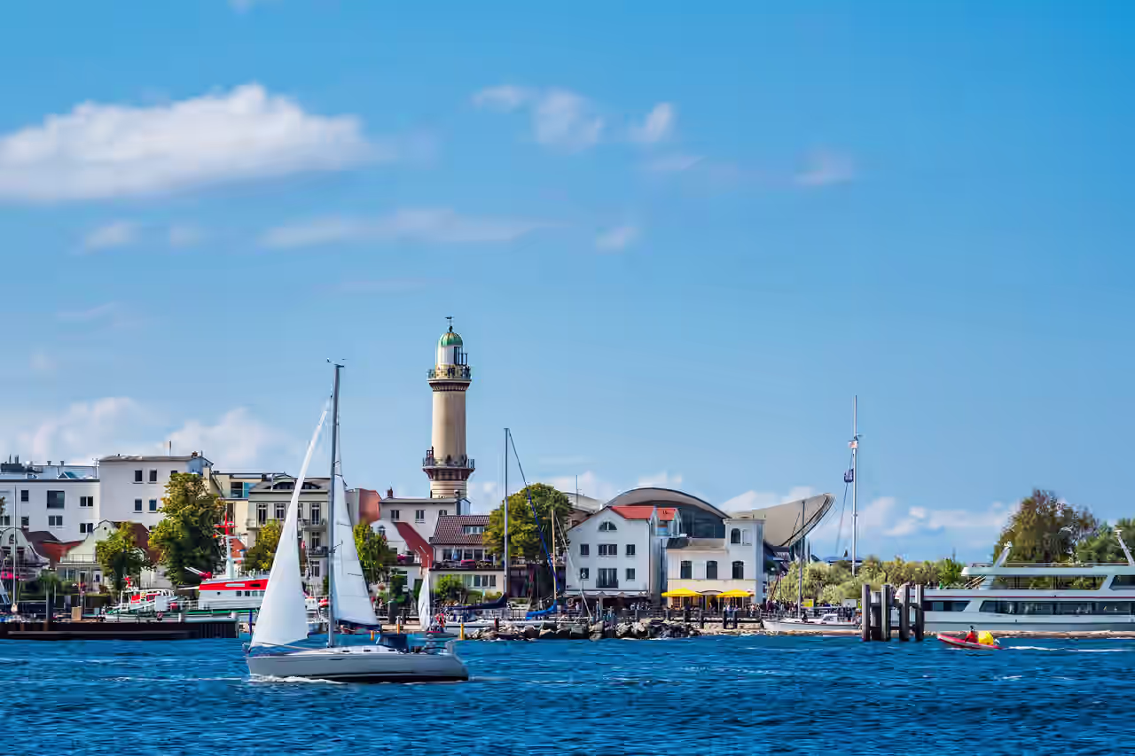 Blick auf Warnemünde vom Wasser aus, der Leuchtturm im Hintergrund
