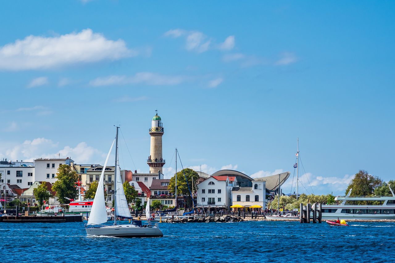 Blick auf Warnemünde vom Wasser aus, der Leuchtturm im Hintergrund
