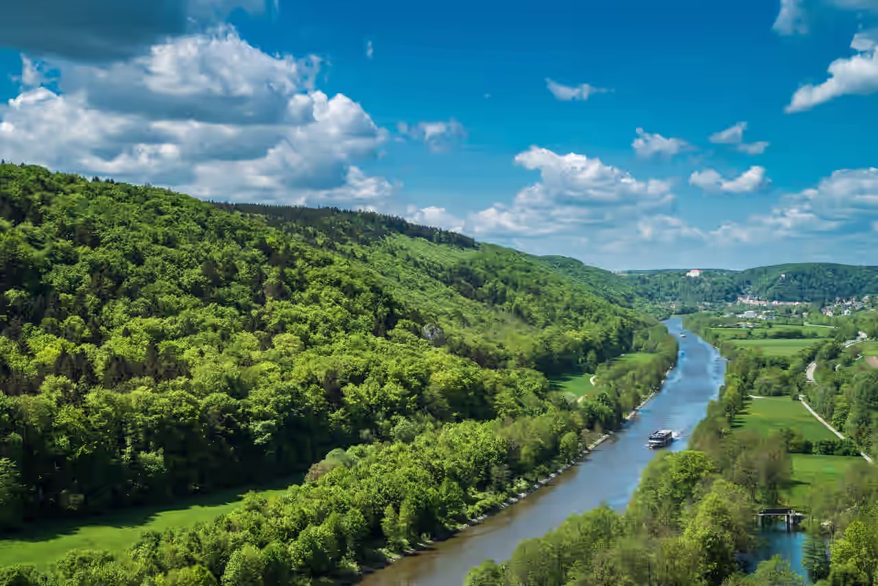 Idyllische Landschaft im Naturpark Altmühltal in Niederbayern bei Kehlheim
