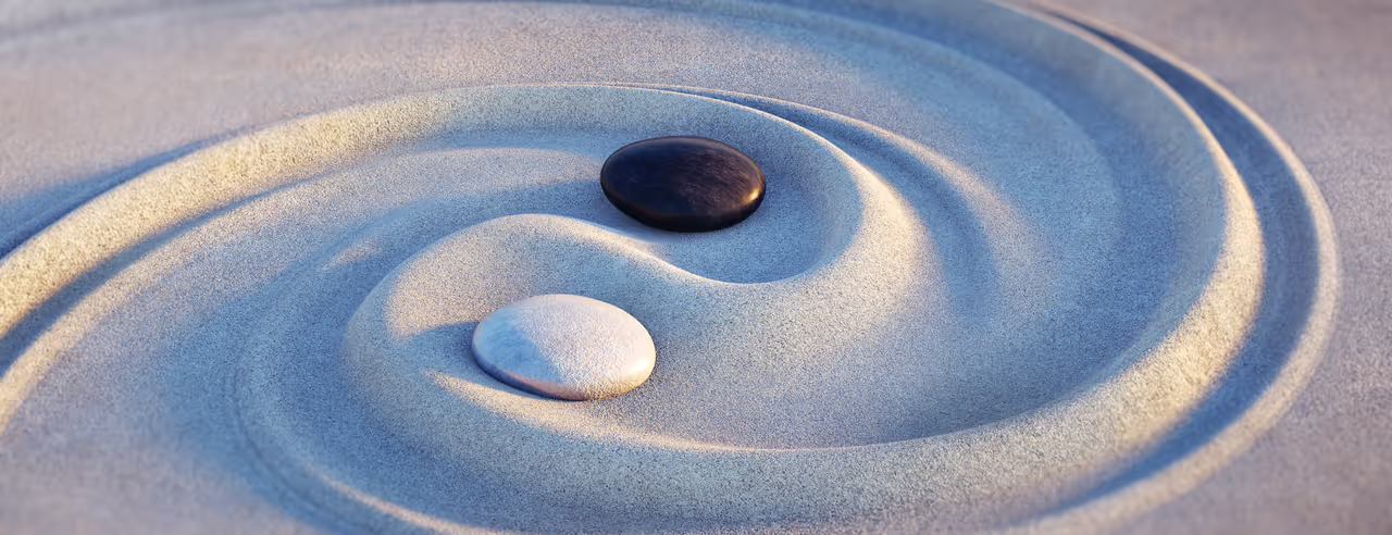 Sand mit einem schwarzen und einem weißen Stein