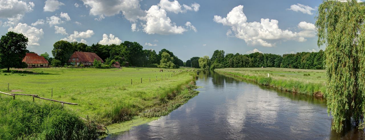 Idyllische Landschaft mit Fluss und Wiesen bei einem Wellness Wochenende in Niedersachsen