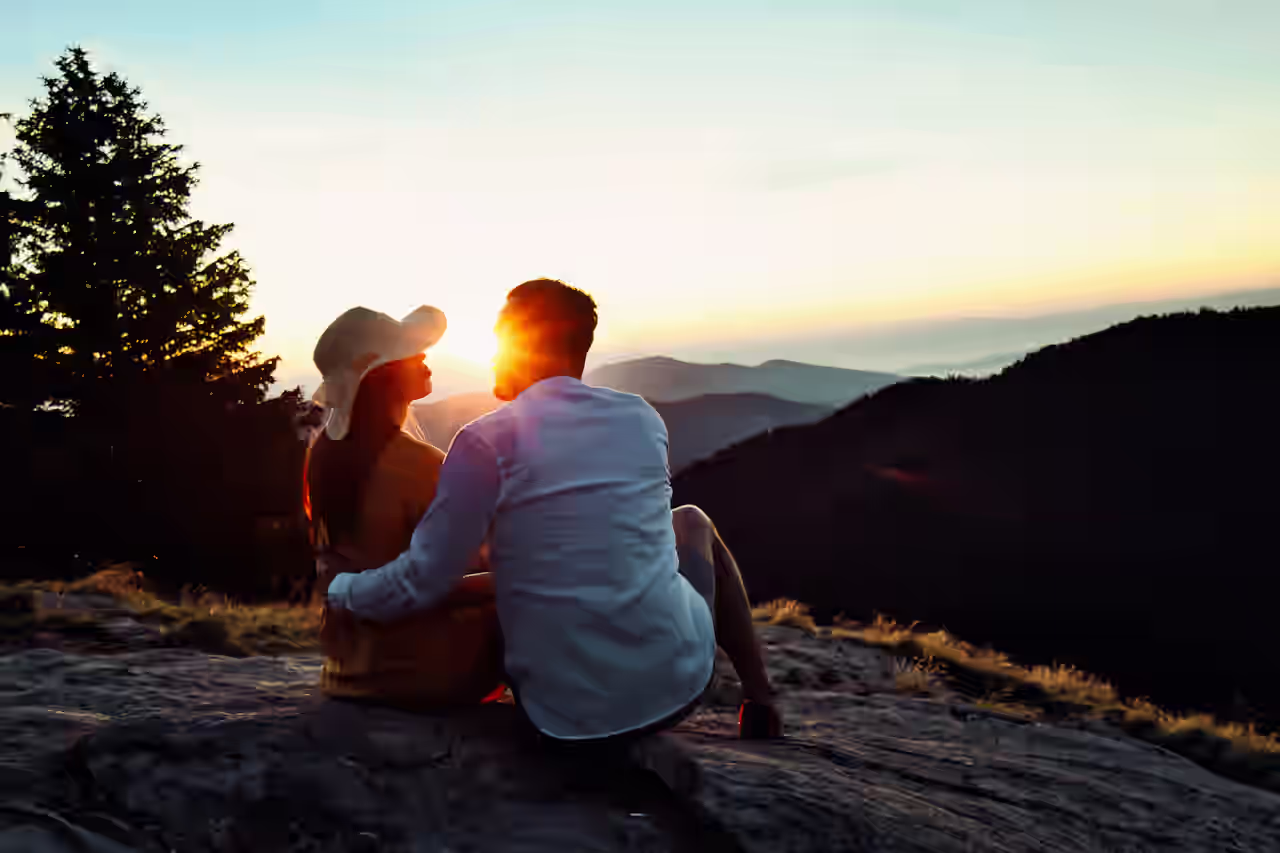 Paar vor Bergpanorama