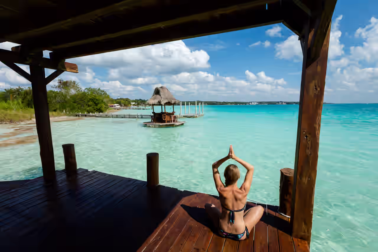 Eine Frau praktiziert Yoga am Strand von Mexiko