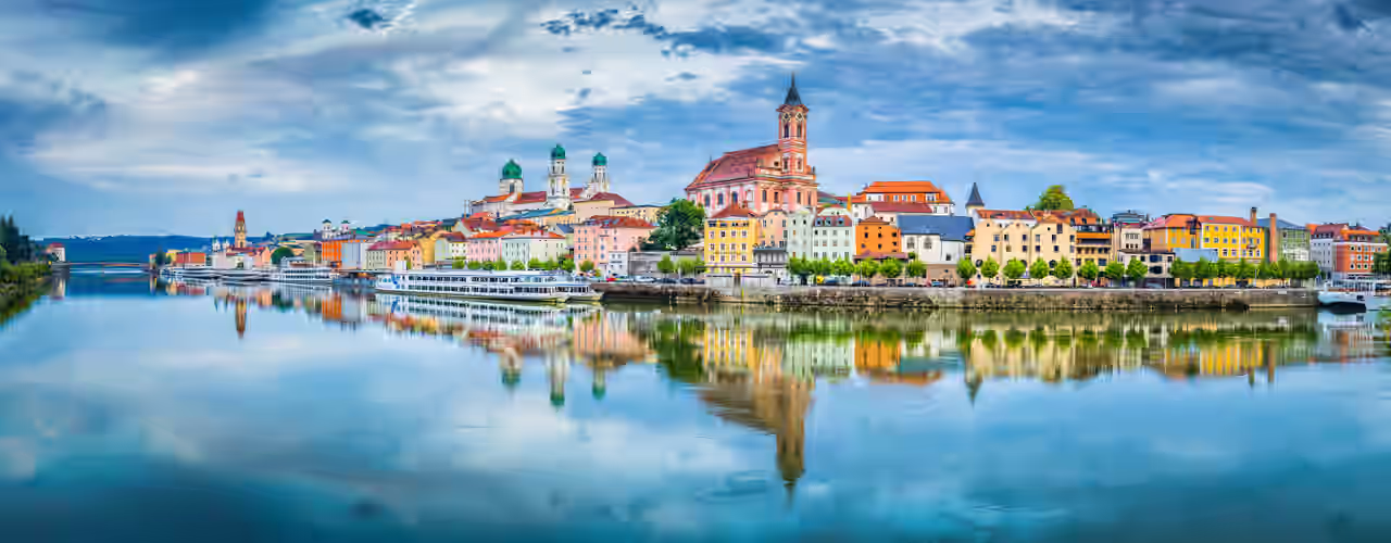 Blick auf die Donau mit Passauer Altstadt im Hintergrund