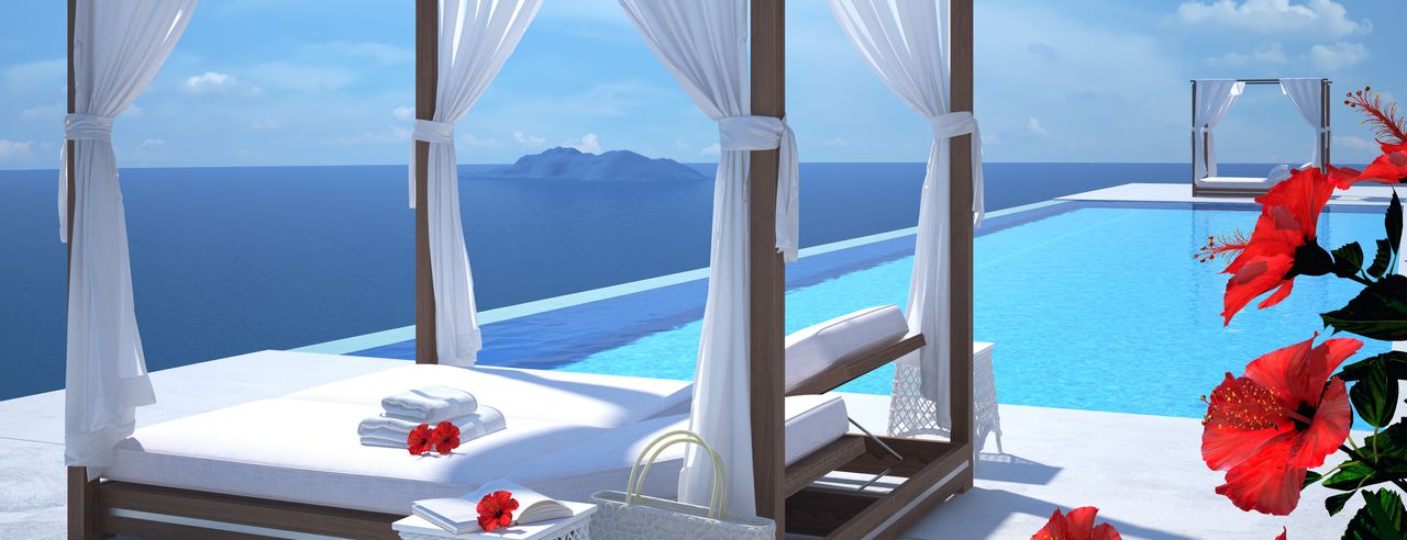 Ein Luxushotel in der Türkei mit einem Pool mit Meerblick