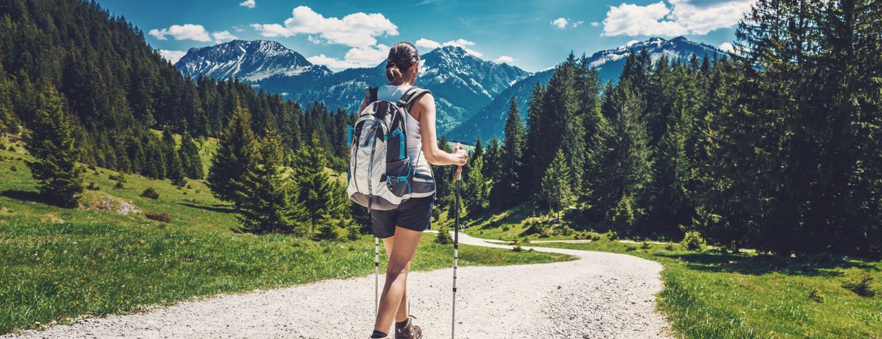 Frau beim Wandern in den Alpen