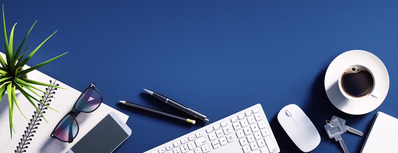 Schreibtischszene mit Stift, Bleistift und Tastatur auf blauem Hintergrund