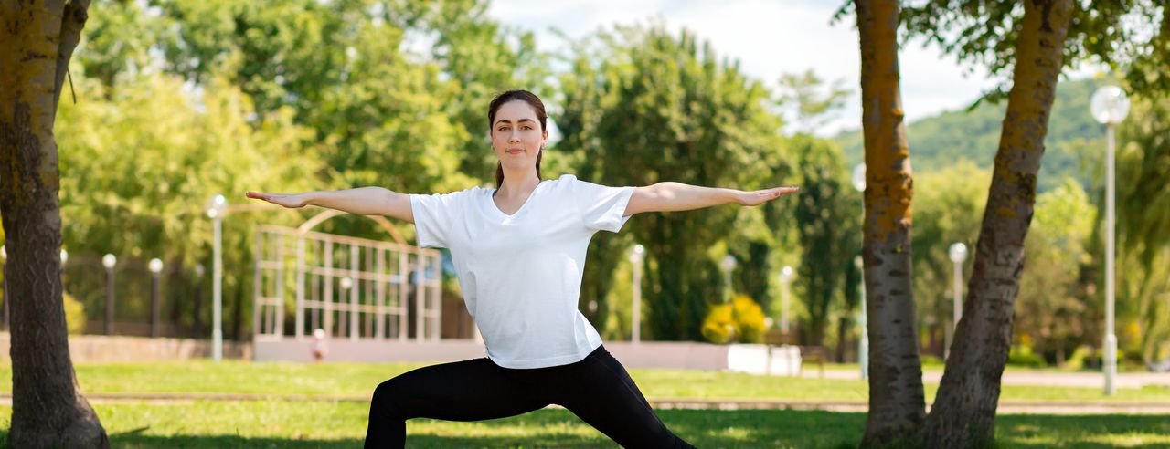 Frau steht in einer Yogapose in den Bergen während ihres Yoga Wochenendes