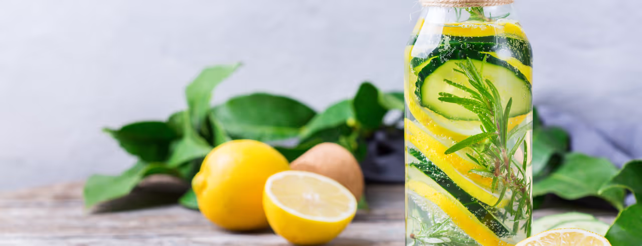 61 Erfrischendes, kühles Detox-Wasser mit Zitrone, Gurke und Rosmarin