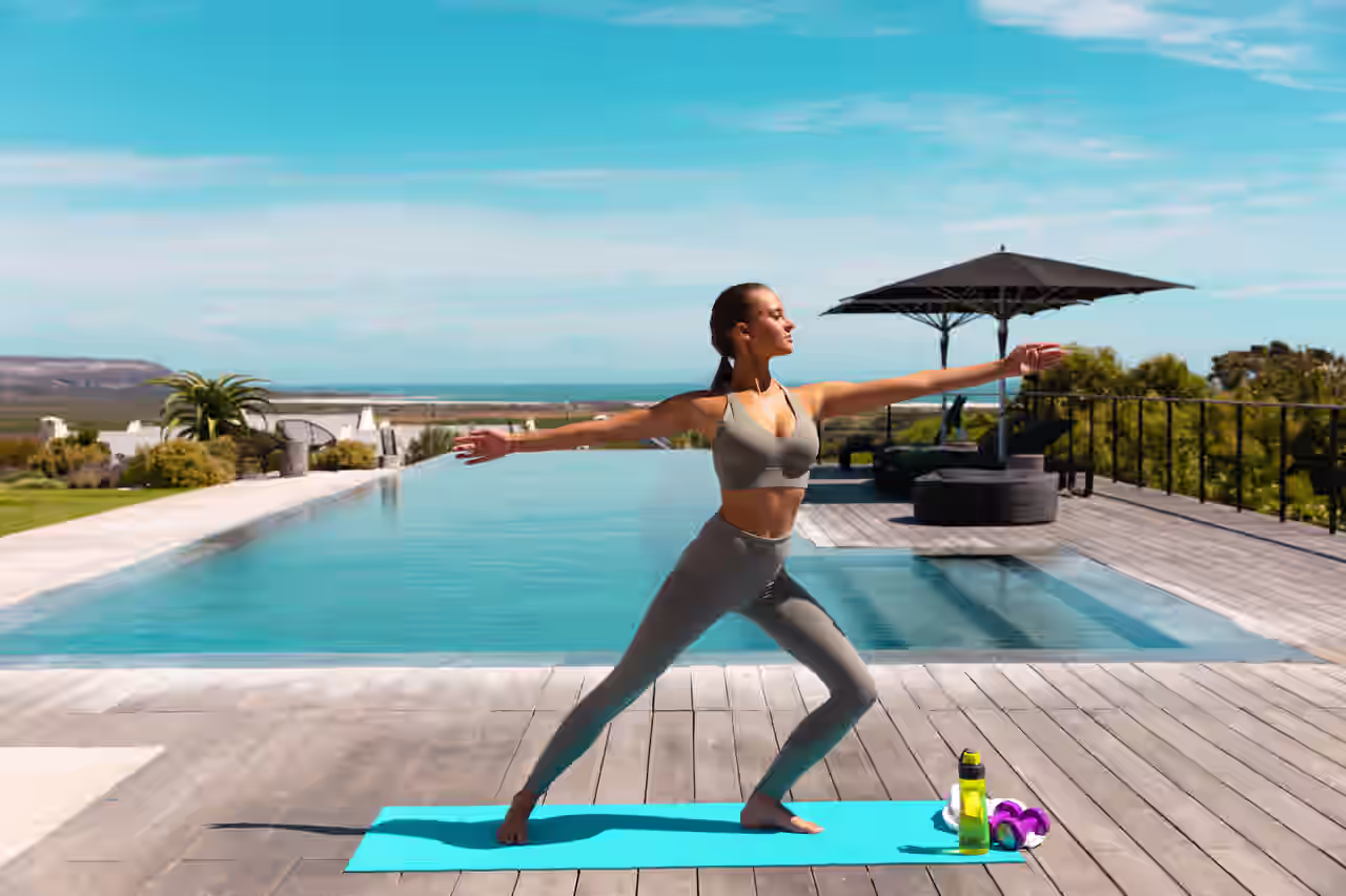 Frau am Pool bei Pilates