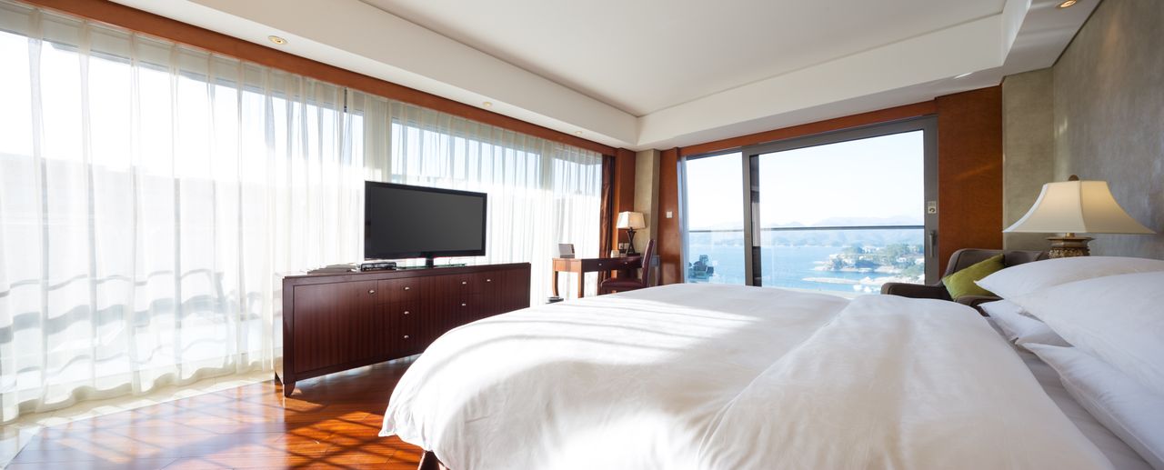 Eine luxuriöse Hotelsuite mit Meerblick