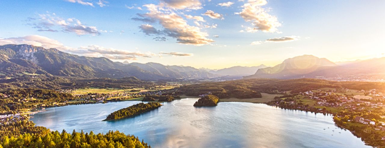 Traumhafte Landschaft in Kärnten: Der Blick auf einen malerischen See an einem traumhaften sonnigen Morgen