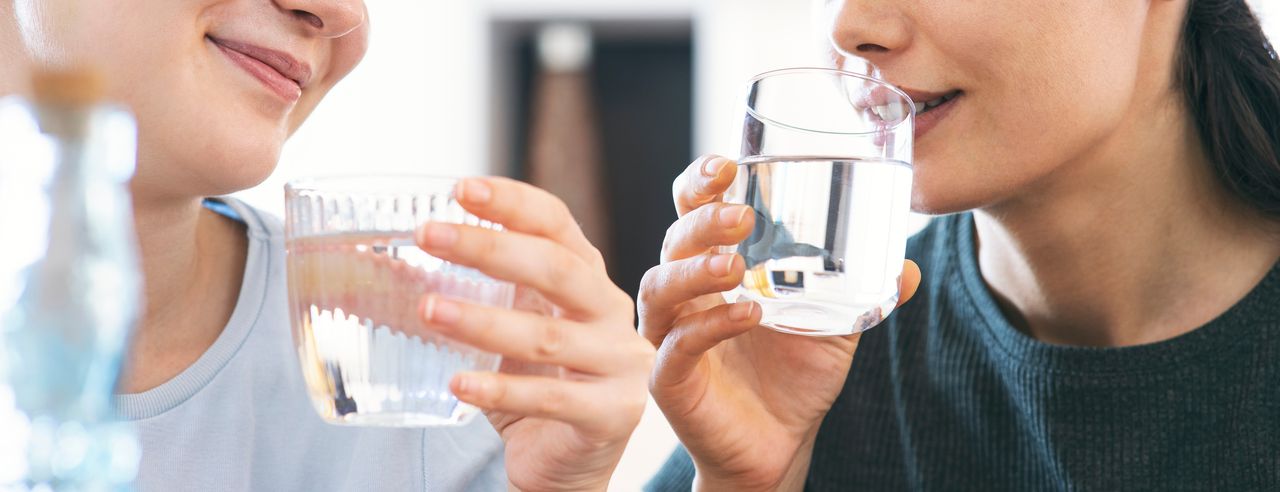 Zwei Frauen trinken Mineralwasser