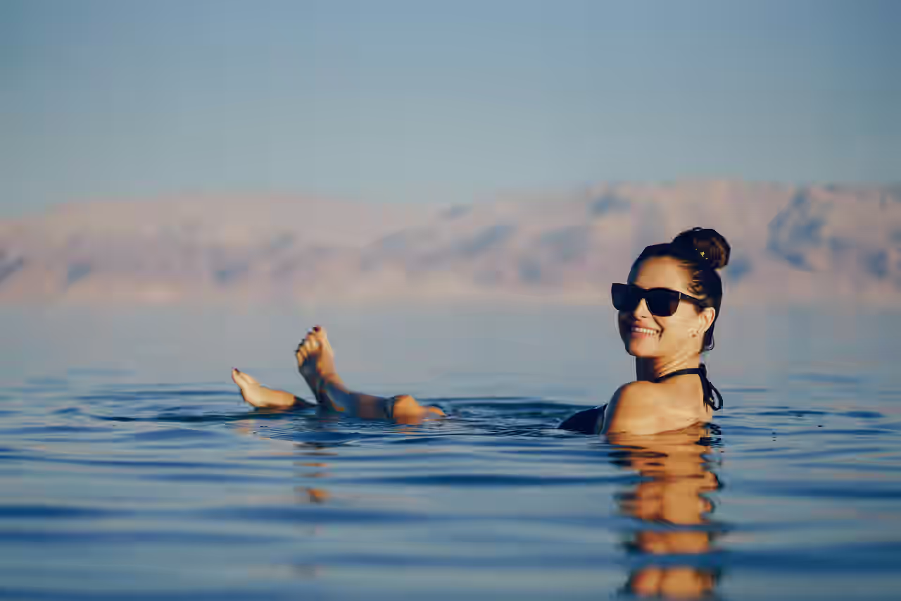 Frau badet im Toten Meer
