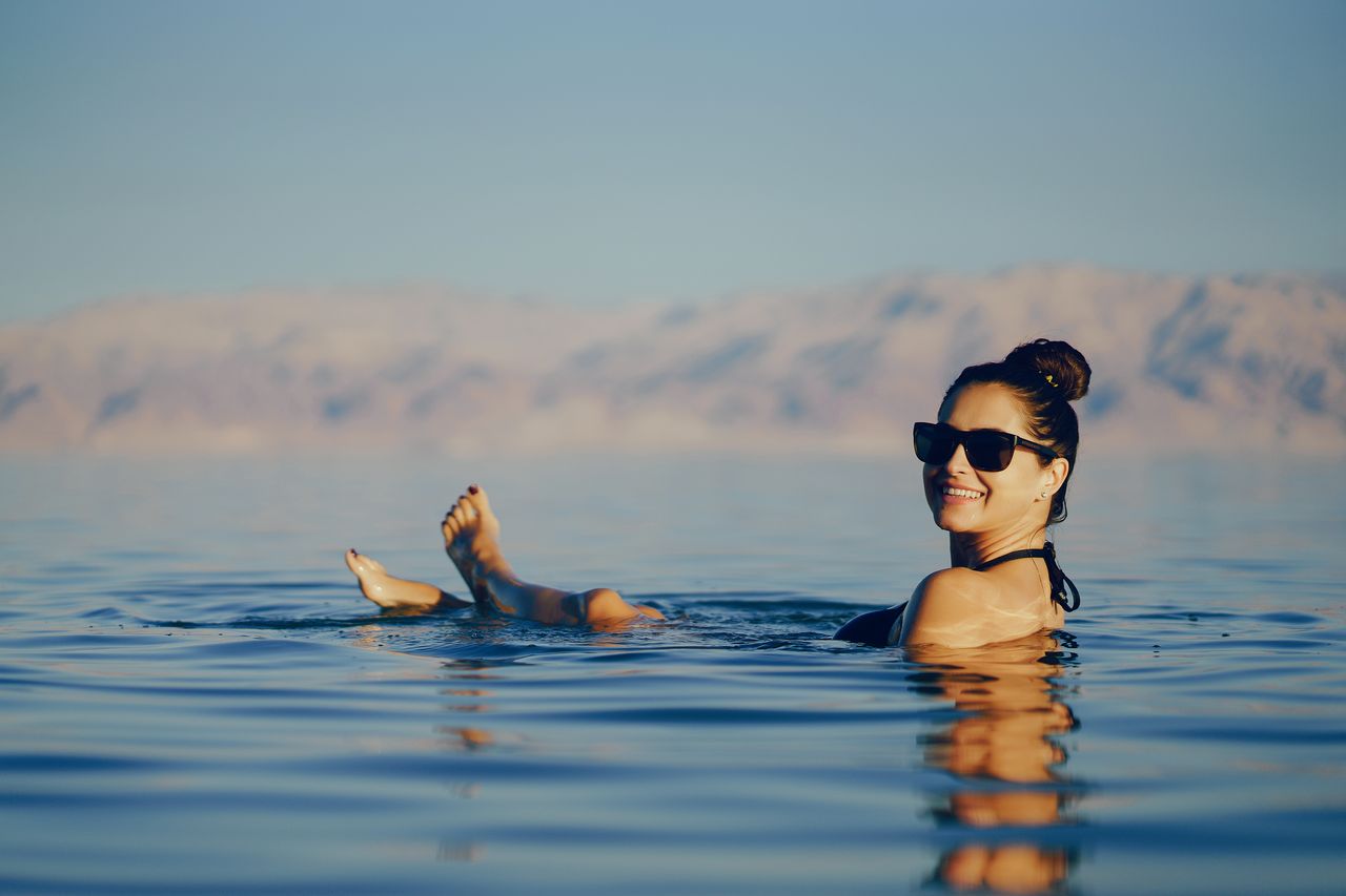 Frau badet im Toten Meer