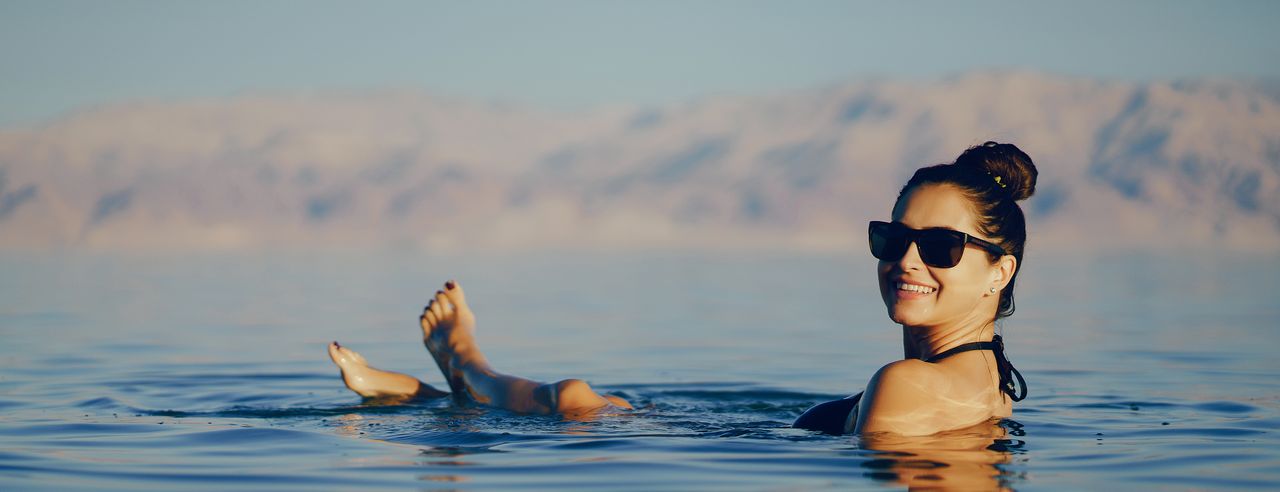 Frau badet im Toten Meer