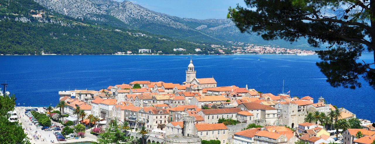 Montagne e città sulla costa adriatica croata