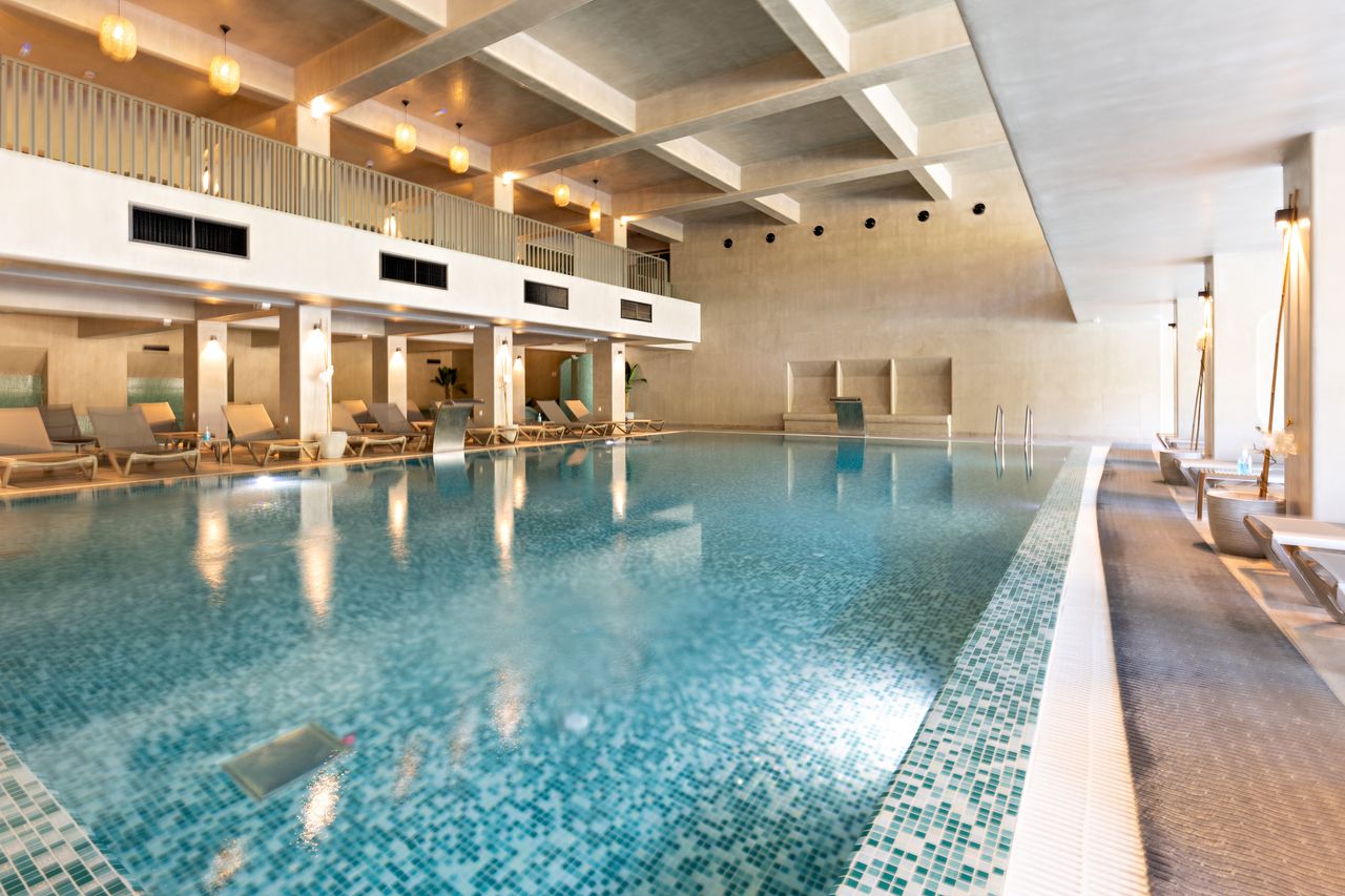 Hotel mit Pool und Liegestuhl Landschaft