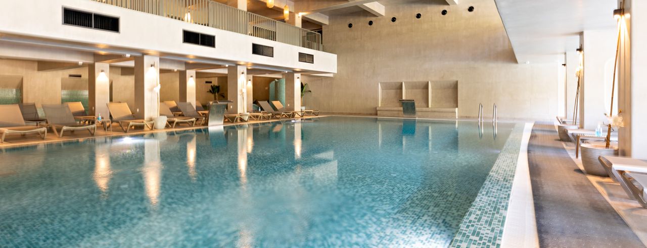Hotel mit Pool und Liegestuhl Landschaft