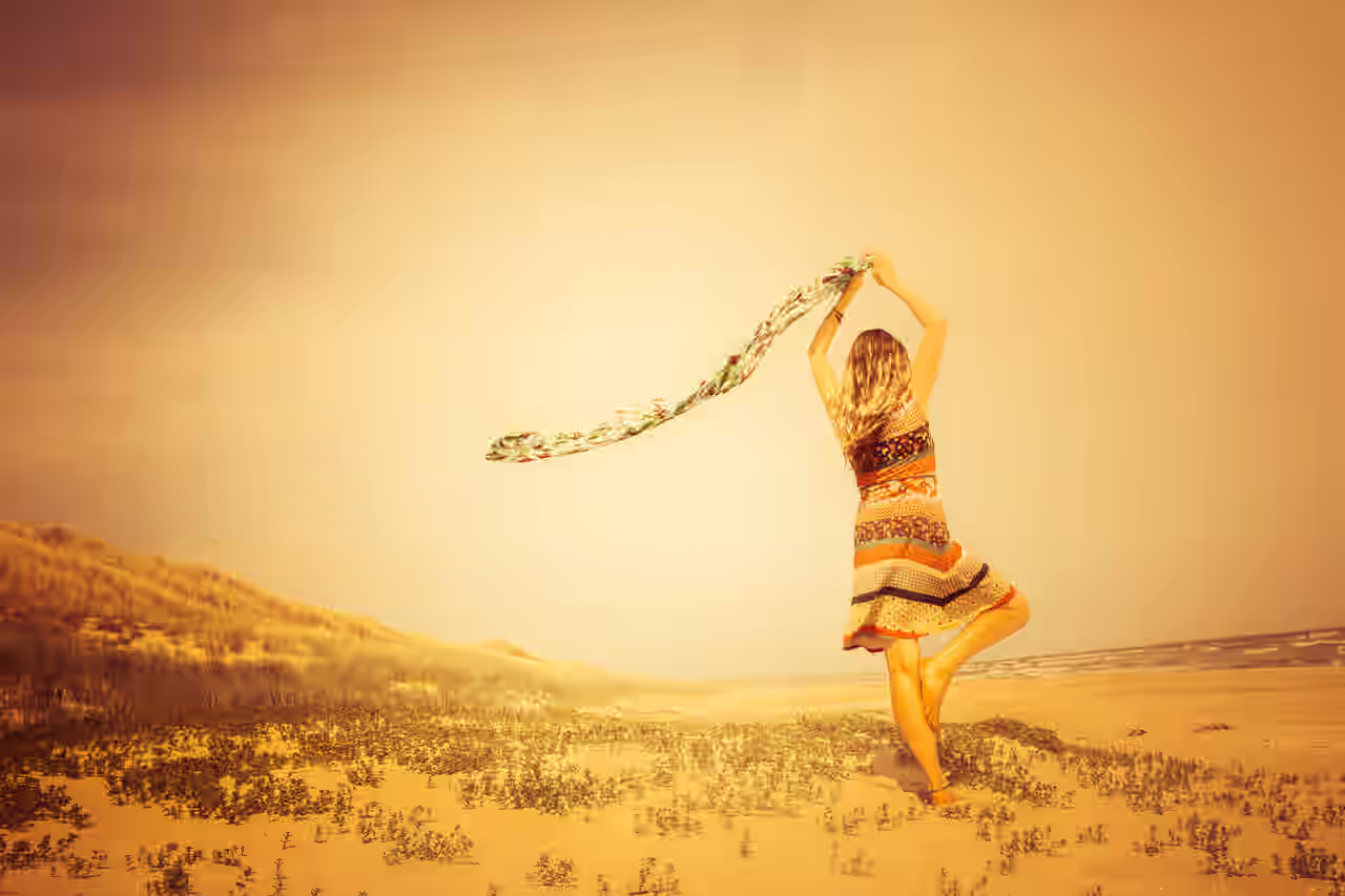 Eine Frau in Yoga Pose am Strand der Ostsee auf ihrer Yoga Wochenendreise
