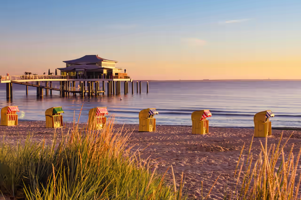 Strandkörbe und Pier am Timmendorfer Strand